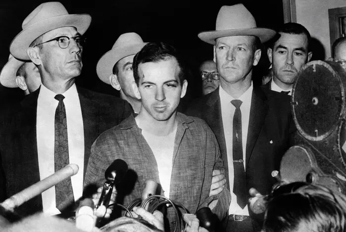 kennedy-suikastina-iliskin-flas-gelisme-sir-perdesi-aralaniyor-mu-fbi-2400-kayit-kesfetti-1739257825305.jpg Sıikastı gerçekleştirildiği iddia edilen ardından masumiyeti kanıtlanan Lee Harvey Oswald (Arşiv)