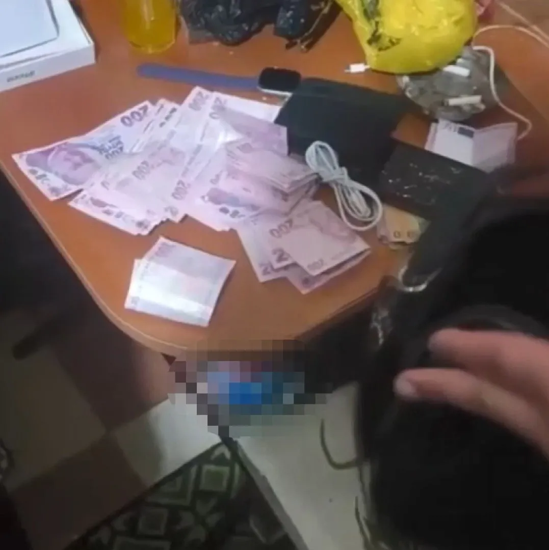 camide-hirsizlik-620-dakikalik-kamera-kaydi-ele-verdi-1791501006927.jpg Camide hırsızlık! 620 dakikalık kamera kaydı ele verdi - 2