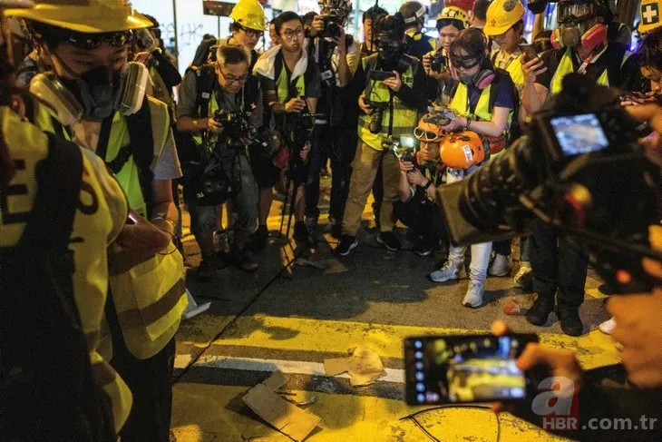 Hong Kong’da göstericiler haber ajansı ofisine saldırdı