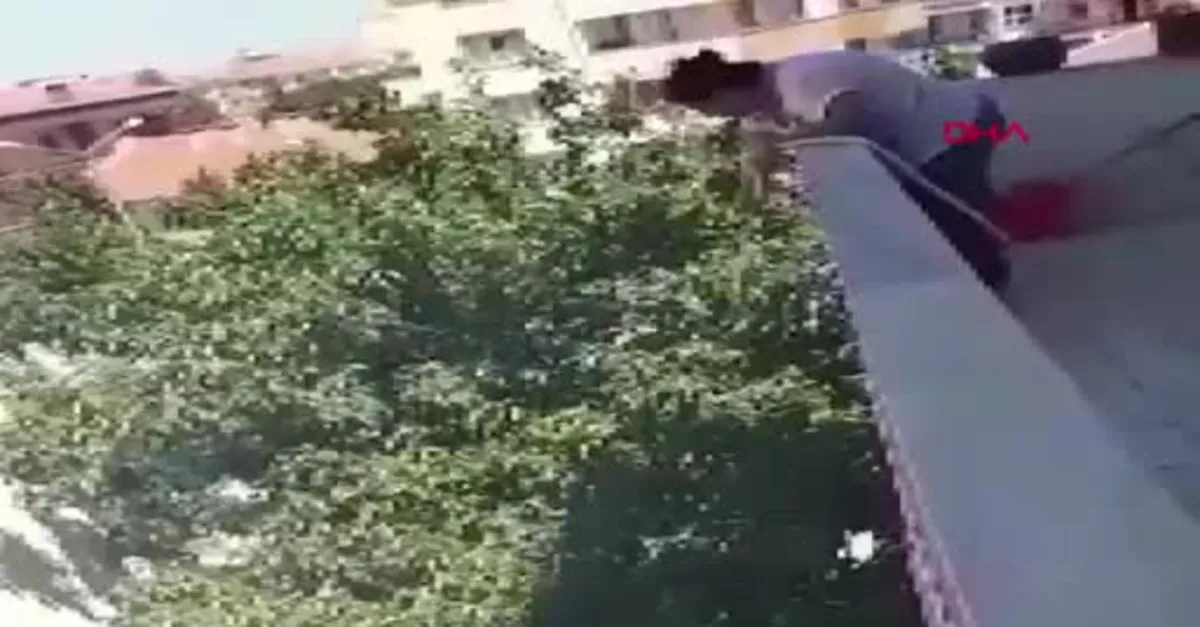 Yangına balkondan ilginç müdahale