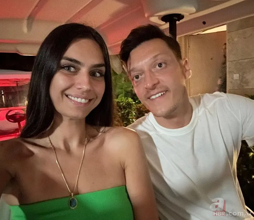 Mesut Özil'in güzel eşi Amine Gülşe annesiyle poz verdi! O fotoğrafa yorum yağdı! Minik kızları... 2