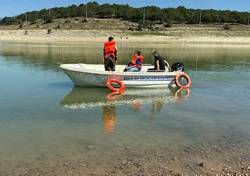 Bolu'da baraj gölünden "hayalet ağ" çıkarıldı