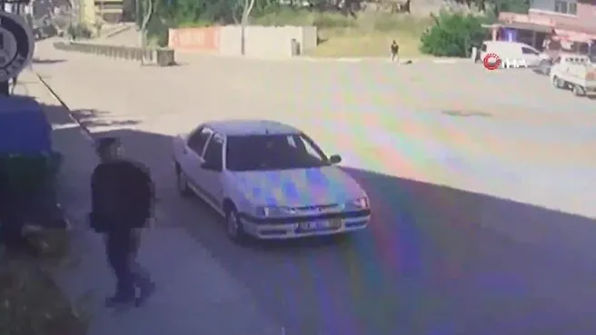 Motosiklet ile otomobilin çarpıştığı kaza kamerada