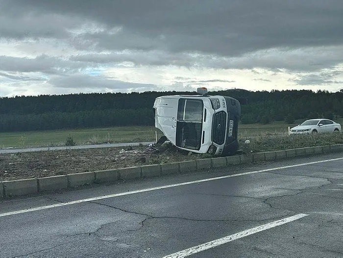 ardahandaki-kazada-can-pazari-yoldan-cikan-minibus-yan-yatti-1-olu-13-yarali-1714842963787.jpg Ardahan’daki kazada can pazarı! Yoldan çıkan minibüs yan yattı: 1 ölü 13 yaralı - 3