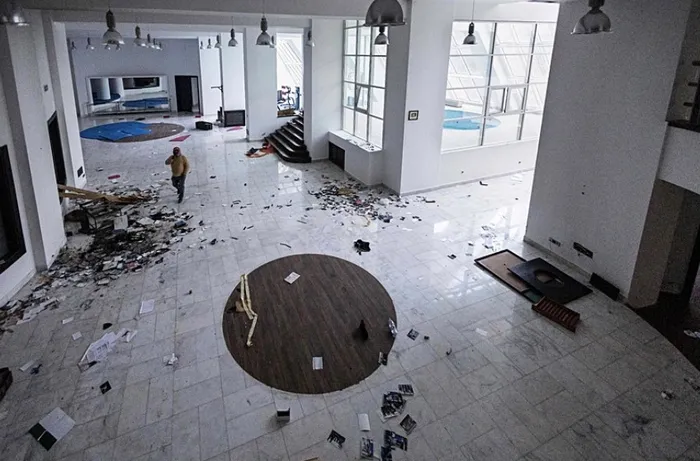 zirhli-kapilar-kilitli-hucreler-gizli-tuneller-suriyede-gizemli-yeralti-odalari-bulundu-1741095226783.jpg Foto: AFP
