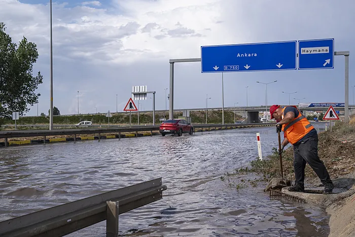 ankarada-saganak-etkisi-cadde-ve-sokaklarda-su-birikintileri-1721224700672.jpg