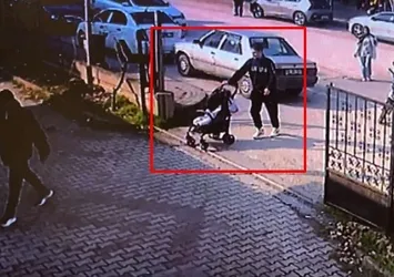 2 yaşındaki çocuğa motosiklet çarptı! Küçük çocuğun yardımına ilk annesi koştu | Gözyaşları içinde sağlık ocağına götürdü