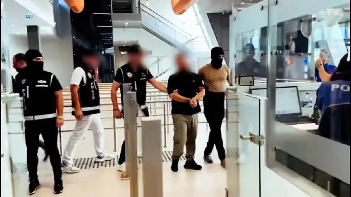 Kırmızı bültenle aranıyorlardı! Bakan Yerlikaya duyurdu: Demirözler suç örgütü elebaşı ve 2 kişi Rusya'dan getirildi