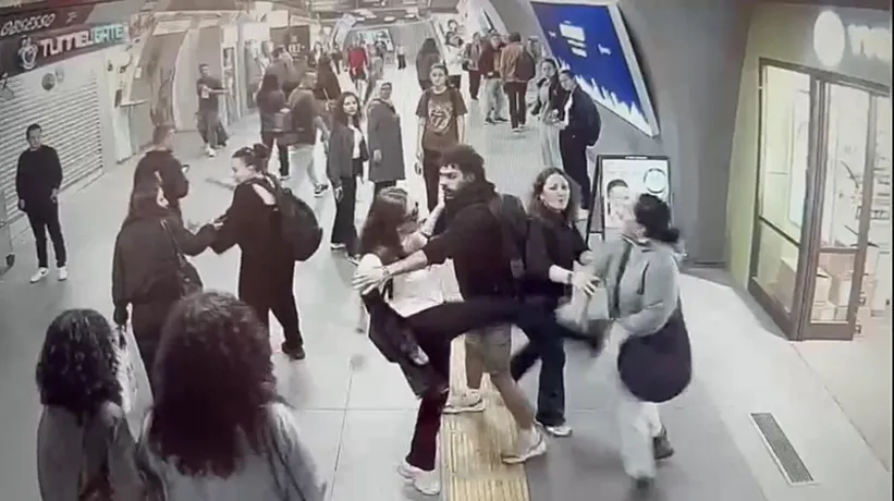 Tünelde laf atma kavgası! Yürüyen merdivenlerden yuvarlandı