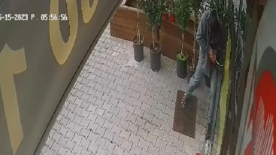 Adana’da çiçekçiye giren hırsız öyle bir şey çaldı ki! Genç kadın şoke oldu