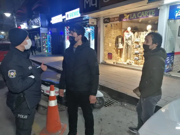 hem-kisitlamaya-uymadilar-hem-maskesiz-yakalandilar-bahaneleri-pes-dedirtti-1614376494162.jpg Hem kısıtlamaya uymadılar hem maskesiz yakalandılar! Bahaneleri pes dedirtti - 2