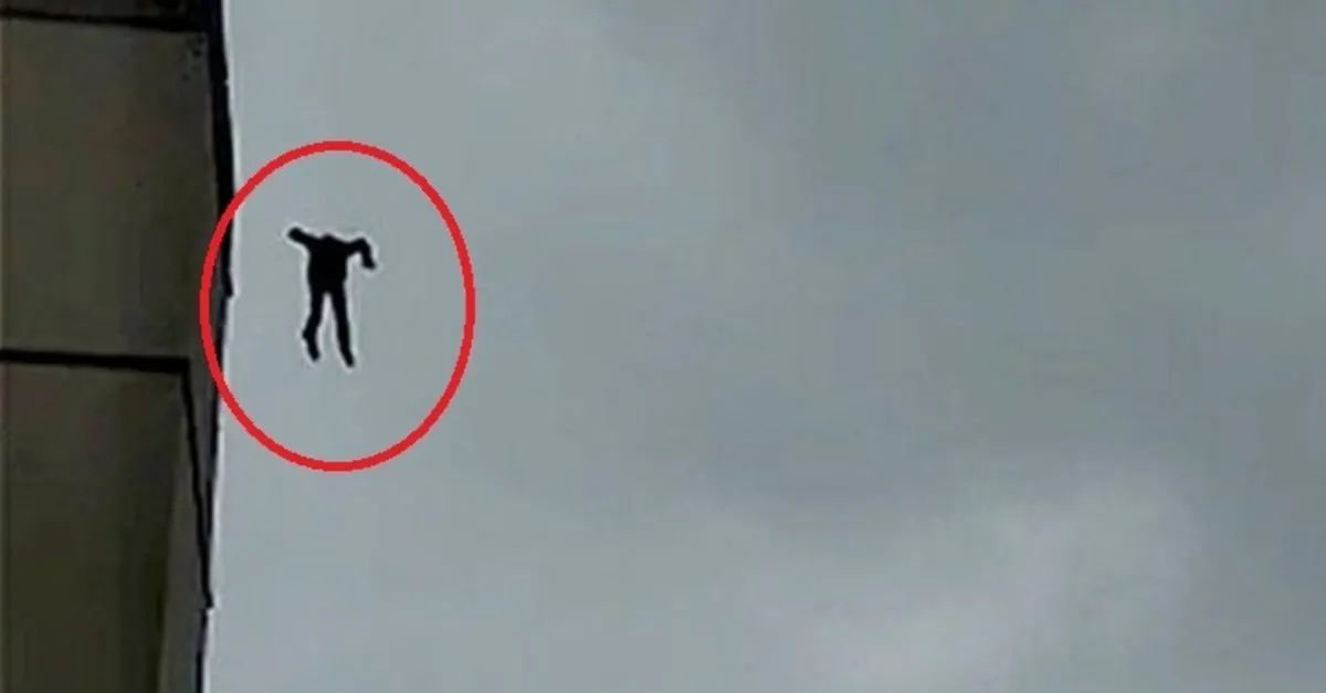 adana da dehset hastanenin catisindan atladi video