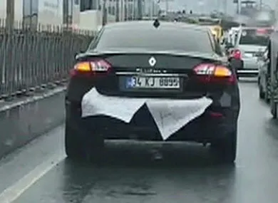 Aracına "Çok acemiyim" yazan sürücü kaza yaptı! - 1