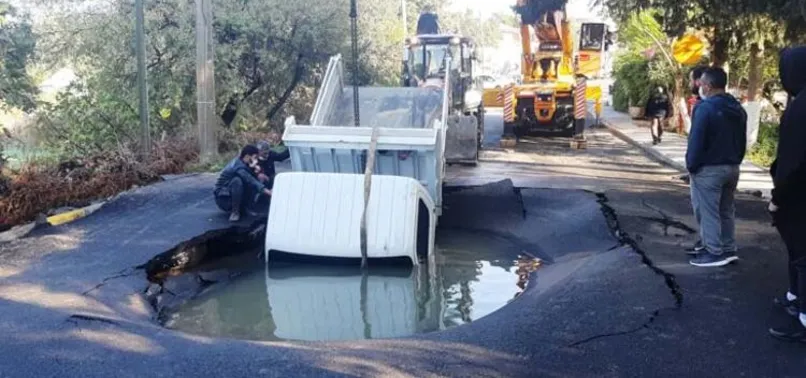 Bodrum’da ana isale su hattı patladı! Faciadan dönüldü işçiler son anda kurtuldu