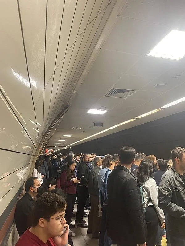uskudarda-metro-arizasi-seferler-aksadi-1713810423614.jpeg Üsküdar'da metro arızası! Seferler aksadı - 1