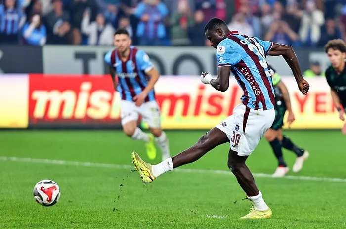 trabzonspor-evinde-konyasporu-maglup-etti-onuachudan-takim-arkadasina-anlamli-destek-1764443445452.jpeg fotoğraf (AA)