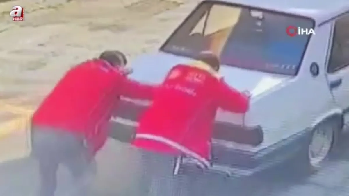 Çalışmayan arabayı iterken kaza yaptılar