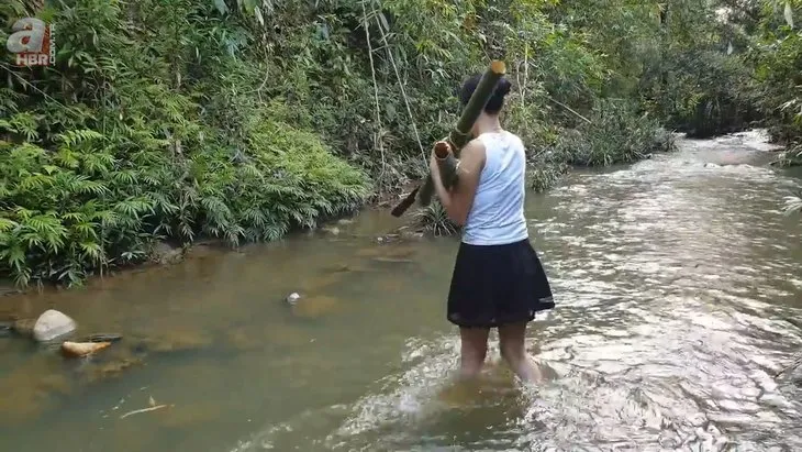 Ne olta ne zıpkın kullandı! Daha önce böyle balık avlama yöntemi görülmedi 🐟 Genç kadın vahşi doğada herkesi şaşırttı