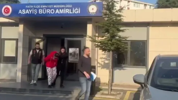 1745733091878.jpg Fatih’te akılalmaz olay! Bakıcı çocuğa dehşeti yaşattı - 1