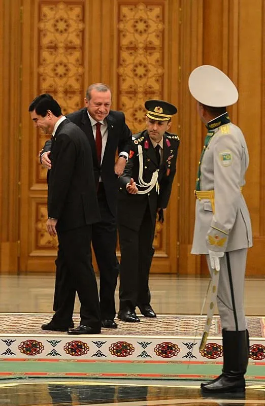 Türkiye ve Türkmenistan bayraklarını yerden kaldırdı