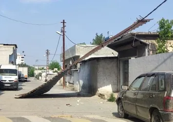 Gaziantep'i fırtına vurdu! Bazı evlerin çatısı hasar gördü