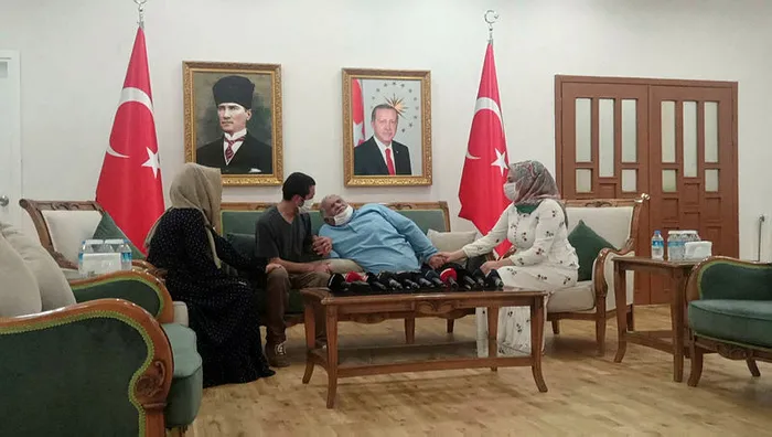 Evlat nöbetinde 14. kavuşma! PKK’dan kurtulan Ramazan Ertaş ailesi ile kucaklaştı