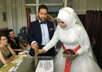 Nikahtan önce sandığa gittiler