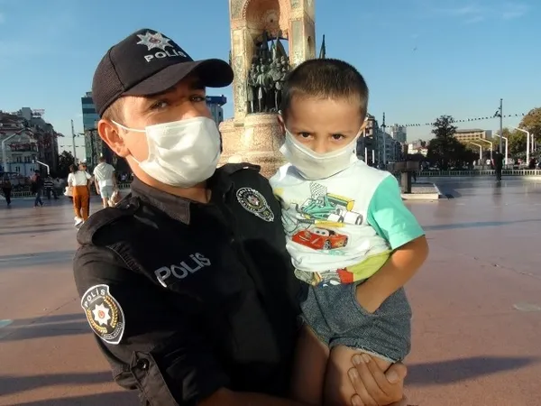Taksim’de ailesini kaybeden çocuğu polis annesine ulaştırdı - 3