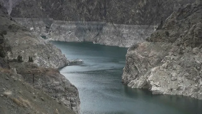 Artvin’de barajlardaki sular çekilince yerleşim yerleri ortaya çıktı