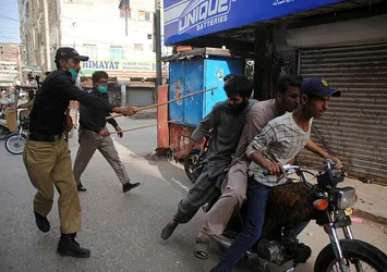 Pakistan polisi sokağa çıkma yasağına uymayanları sopayla dövdü