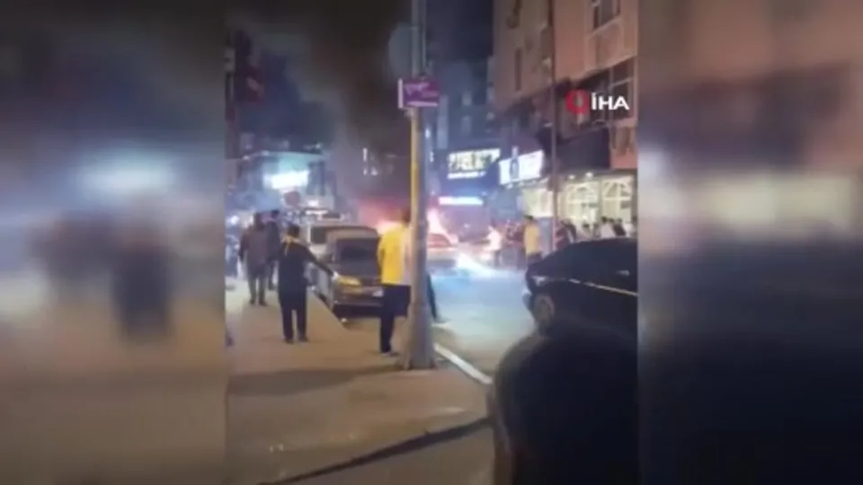 Şampiyonluk kutlamalarında araç alev aldı