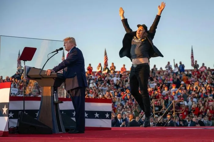 trumpla-muskin-arasi-yine-acildi-abd-baskani-agir-konustu-guney-afrikadaki-evine-donmek-zorunda-kalacakti-musk-1751349407851.jpeg ABD Başkanı Donald Trump ve ABD'li milyarder Elon Musk, Kasım 2024'te gerçekleşen ABD başkanlık seçimleri öncesinde (Arşiv)