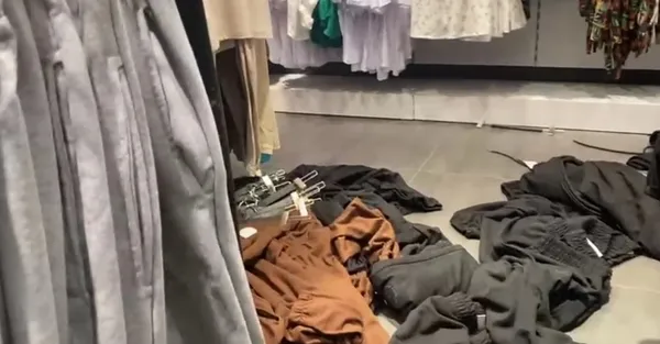 izmitte-dehsete-dusuren-olay-kadin-magazasinda-iceriyi-mi-gozetliyorsun-kavgasi-1655808852952.jpg İzmit’te dehşete düşüren olay! Kadın mağazasında "İçeriyi mi gözetliyorsun" kavgası - 3