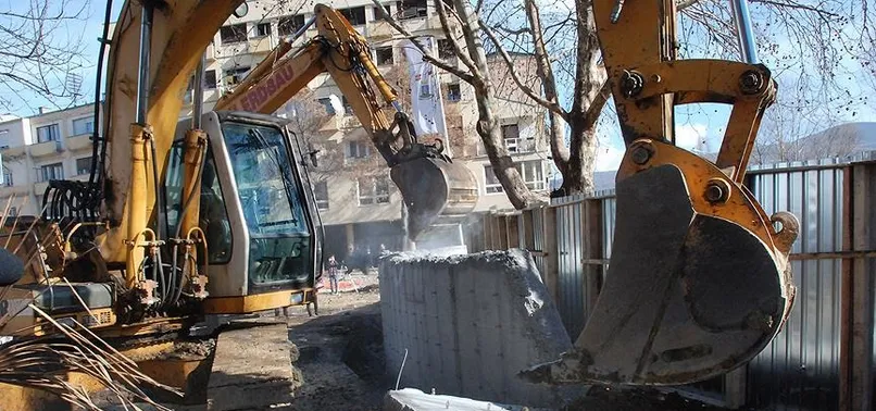 Mitrovica'yı ikiye ayıran duvar yıkıldı