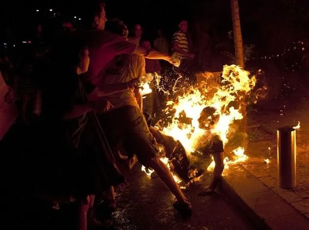 İsrailli protestocu kendini ateşe verdi