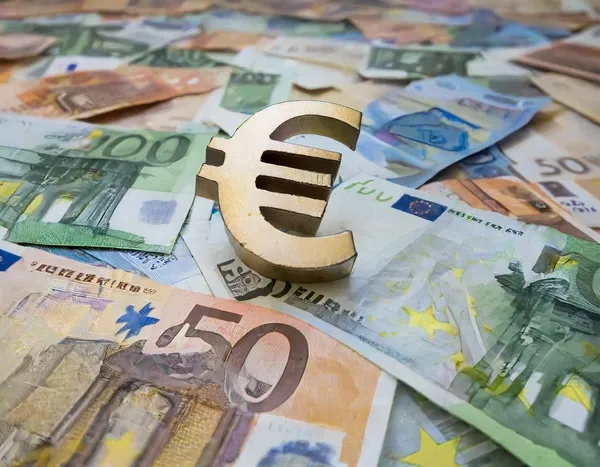 avrupa-merkez-bankasindan-faiz-karari-piyasalarin-gozu-bu-haberdeydi-1702560478292.jpeg Avrupa Merkez Bankası'ndan faiz kararı! Piyasaların gözü bu haberdeydi - 3