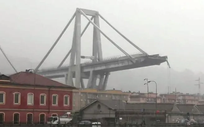 İtalya'da köprü çöktü