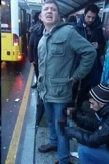Yenibosna metrobüs durağında bıçaklı saldırı - 1