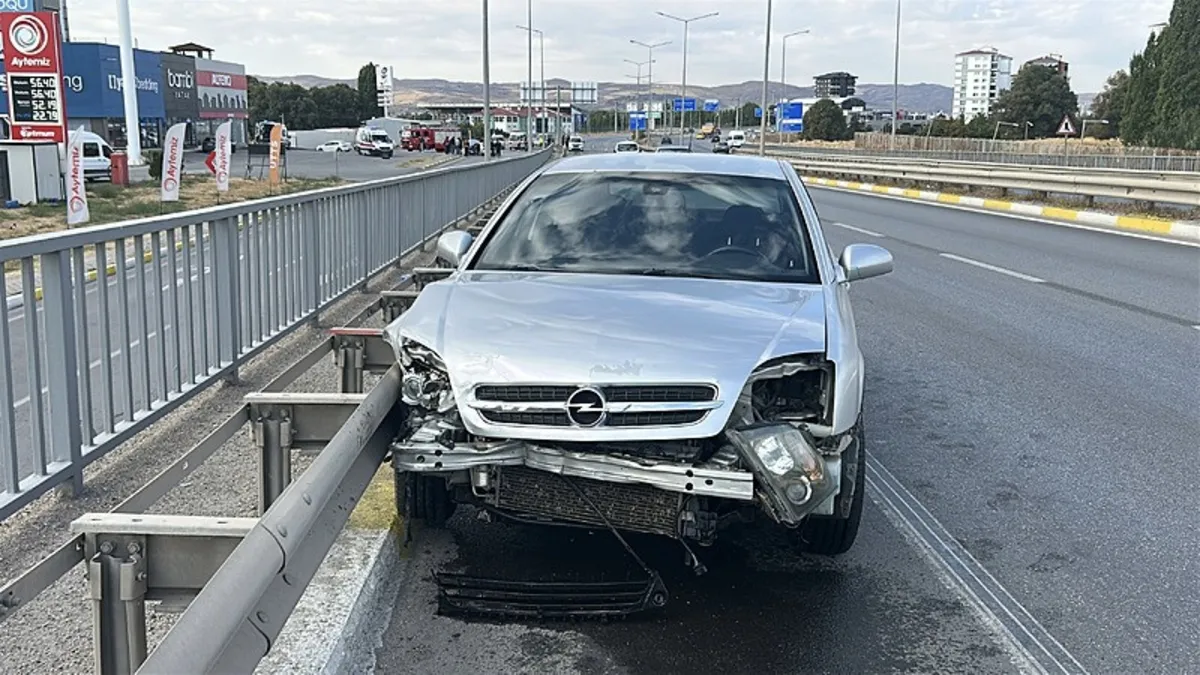 Sivas'ta 2 otomobil çarpıştı: 1 ölü 3 yaralı