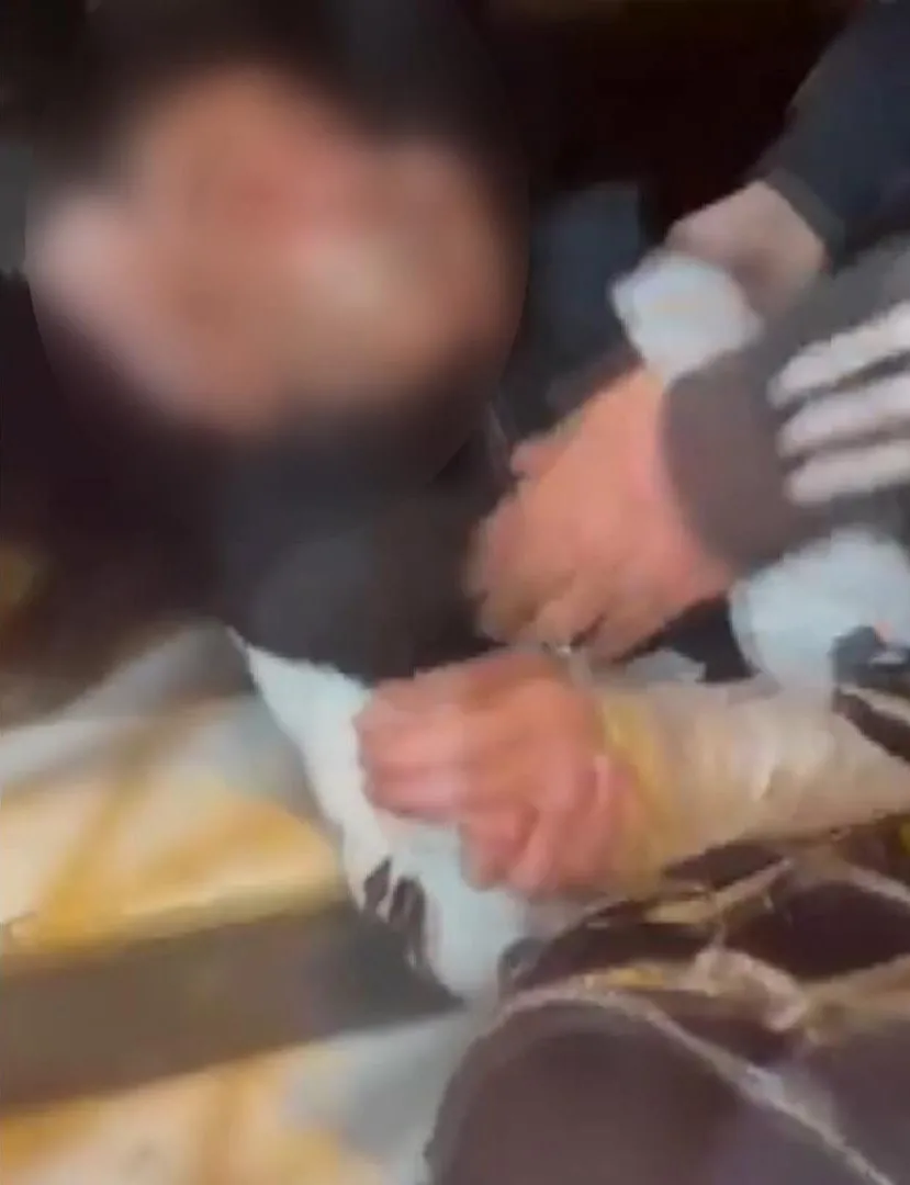 fatihte-akran-zorbaligi-ellerini-ve-ayaklarini-baglayip-darp-ettiler-1773543287256.jpg Fatih’te akran zorbalığı! Ellerini ve ayaklarını bağlayıp darp ettiler - 1