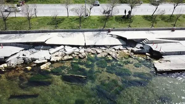 Beylikdüzü'nde vatandaşları korkutan olay! Gürpınar Sahili yürüyüş yolu çöktü - 2