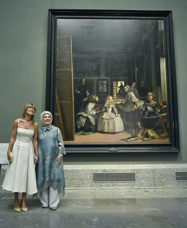 emine-erdogandan-ispanya-basbakaninin-esi-ile-prado-muzesine-ziyaret-muzedeki-her-eser-ispanyanin-gecmisinden-1718290063084.jpeg Emine Erdoğan'dan İspanya Başbakanı’nın eşi ile Prado Müzesi’ne ziyaret! "Müzedeki her eser İspanya’nın geçmişinden bir kesit"