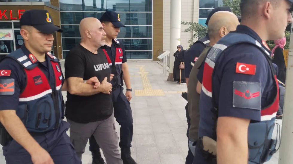 Bursa'da uyuşturucu operasyonu: Yönetmen Ezel Akay ve kardeşi hakkında karar - 1