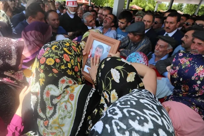Şehit cenazesinde Kemal Kılıçdaroğlu’na büyük tepki! Çelengi paramparça ettiler - 4
