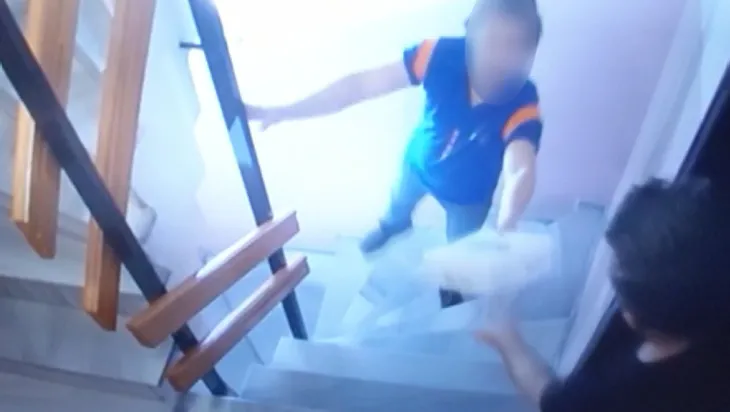 1590143200047.jpg Beyoğlu'nda dehşete düşüren hareket! Siparişini teslim eden kargocu... - 1