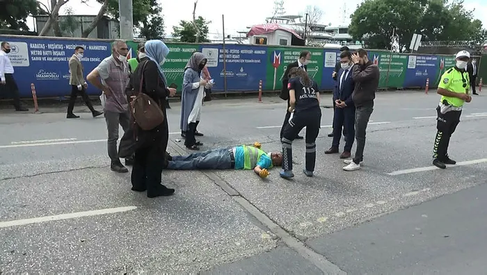 Beyoğlu'nda çöp kamyonundan düşen işçi yaralandı - 1