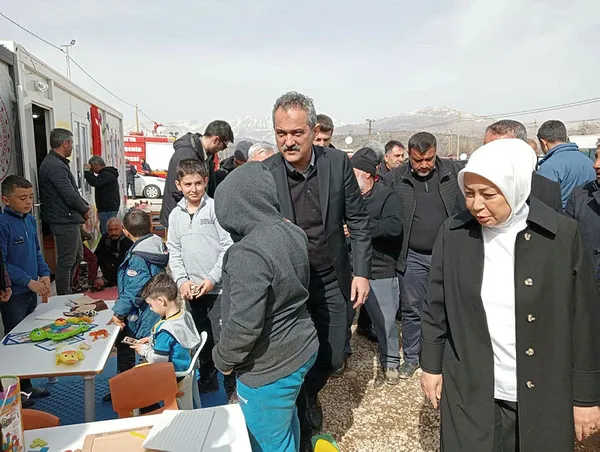 Depremzede çocukların eğitimleri için büyük seferberlik! 202 bin 817 öğrenci başka illere nakledildi - 2