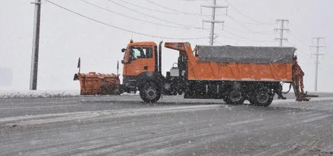 Bitlis’te yoğun kar yağışıyla köy yolları ulaşıma kapandı