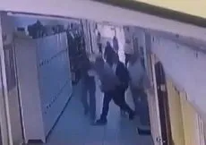 Kadın öğretmene yumruklu saldırı kamerada