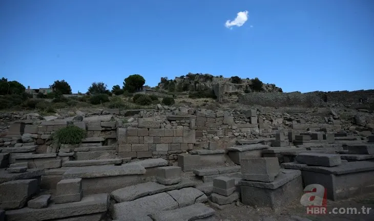 Çanakkale’de kazılarda bir bebeğin 1300 senelik ayak izleri bulundu